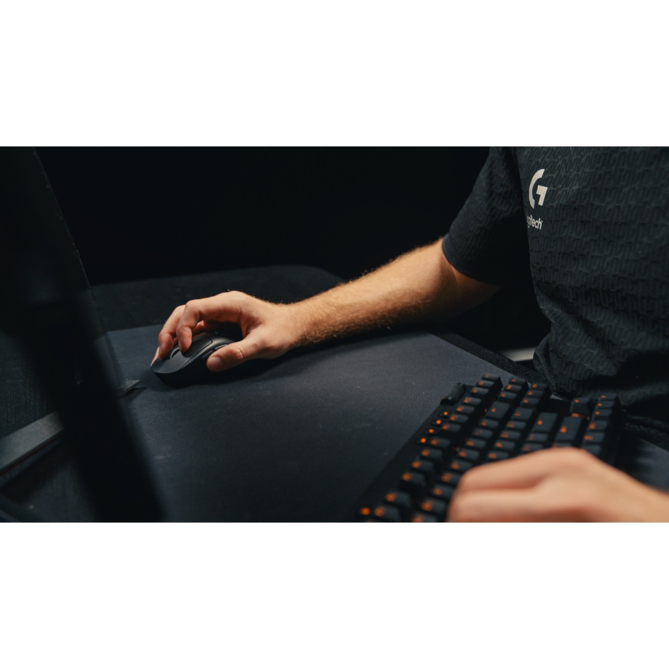 Logitech G PRO X SUPERLIGHT 2 DEX - G PRO X SUPERLIGHT 2 DEX - Ergonomic, Right-Handed, Optical, 5 Buttons, Wireless, White
