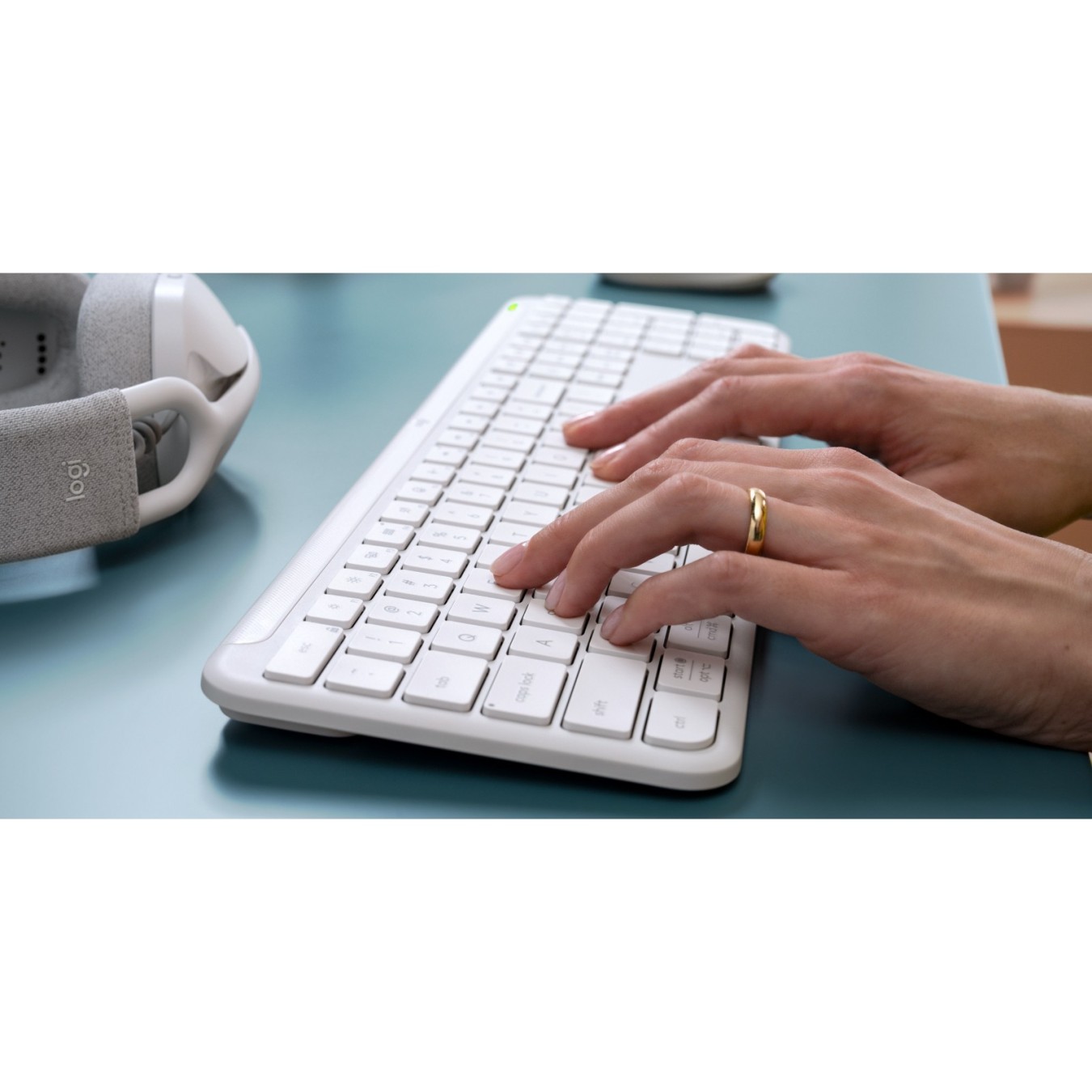 SIGNATURE SLIM WIRELESS K950 - K950 - White, Full-size (100%), 2.4 GHz + Bluetooth, Scissor key switch