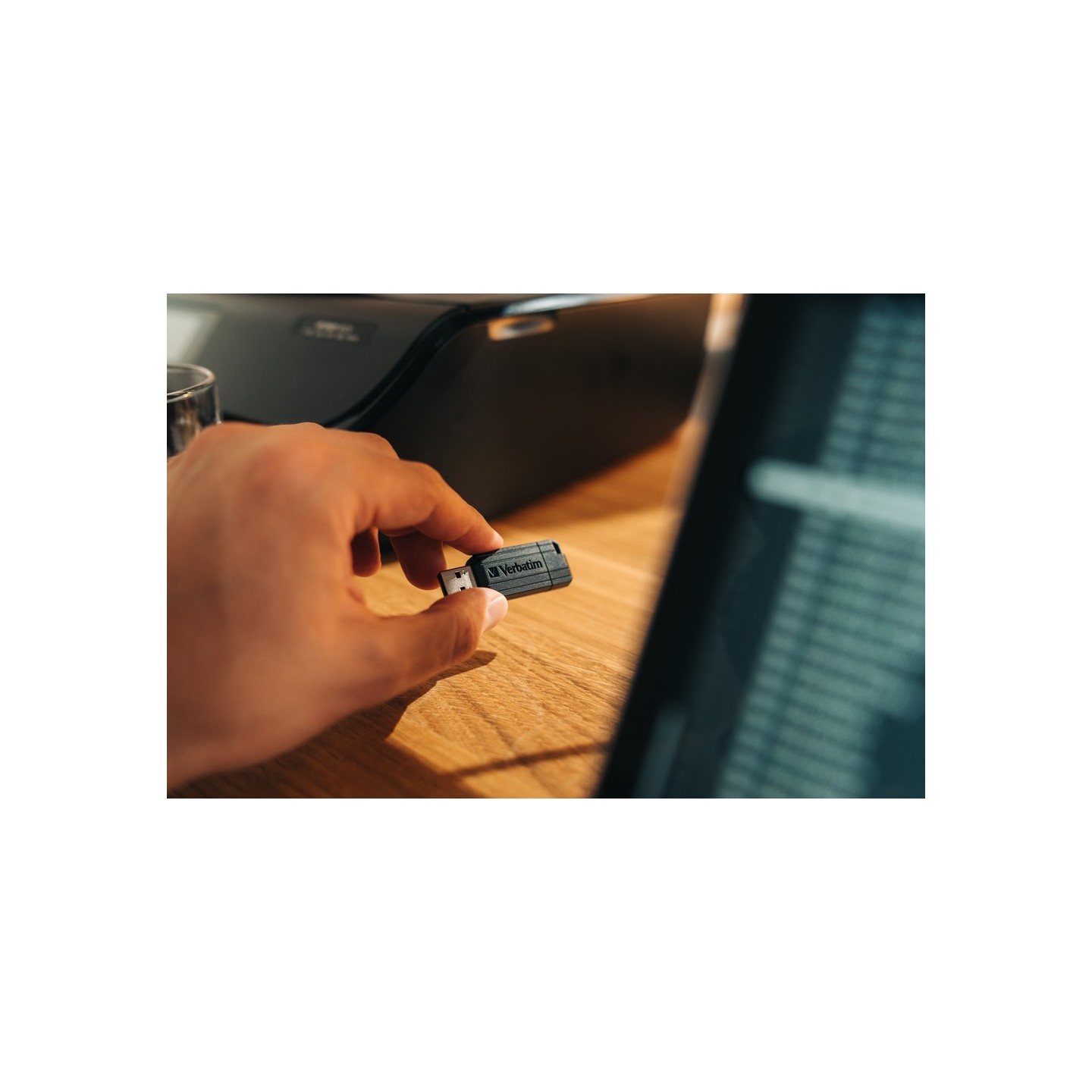 Verbatim PinStripe 8GB USB 2.0 Flash Drive Black - 49062 — Armenius Store Cyprus