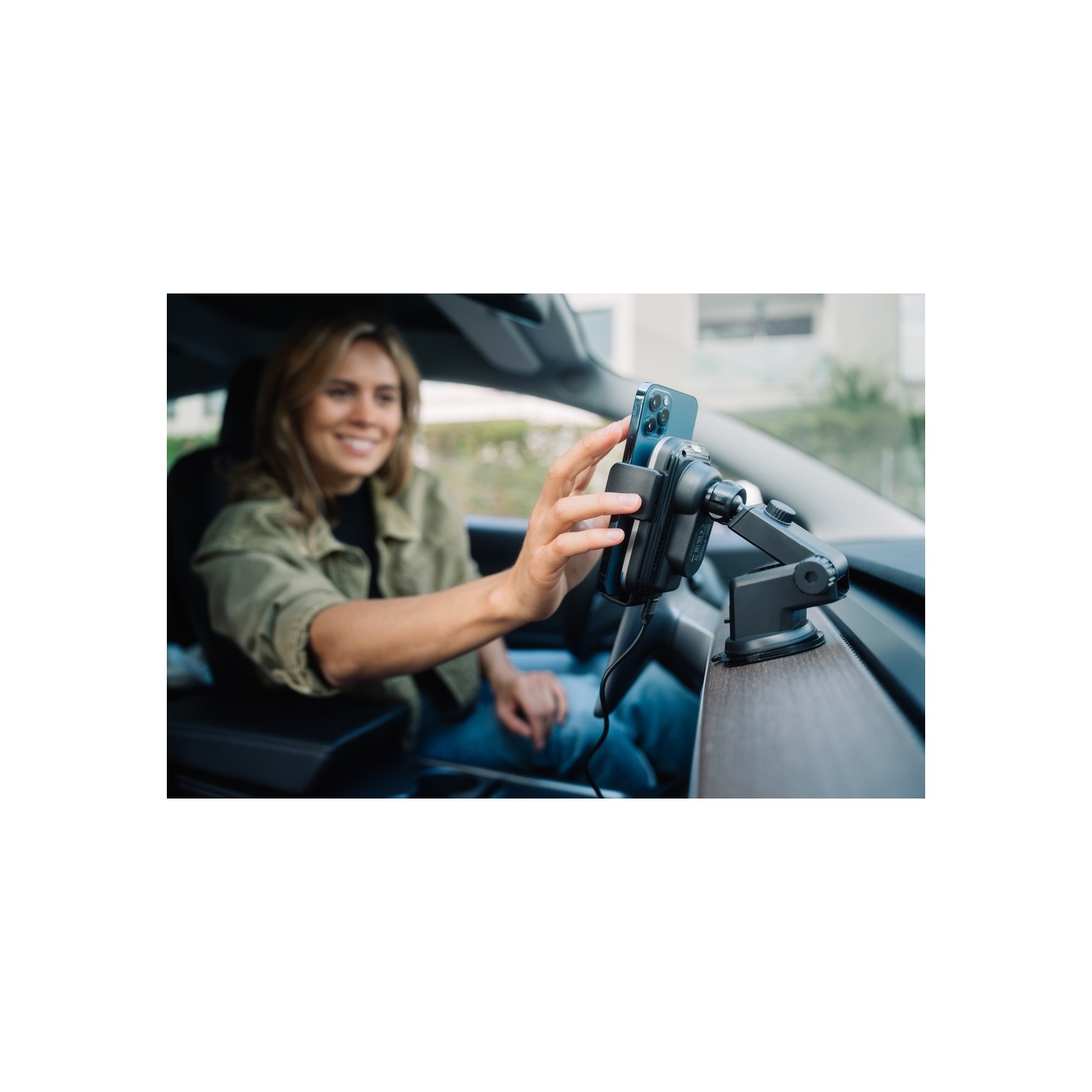 Verbatim Wireless Auto Align Car Charger - FWC-03 - Wireless Auto Align Car Charger Qi Certified for AirVent Dash