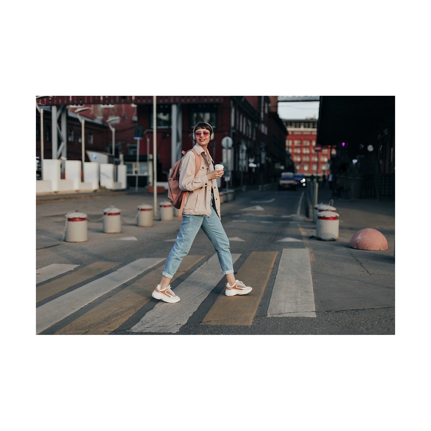 Yealink BH72 Wireless Bluetooth Headset - Dual Teams, Retractable Mic, Charging Stand (Boxed)