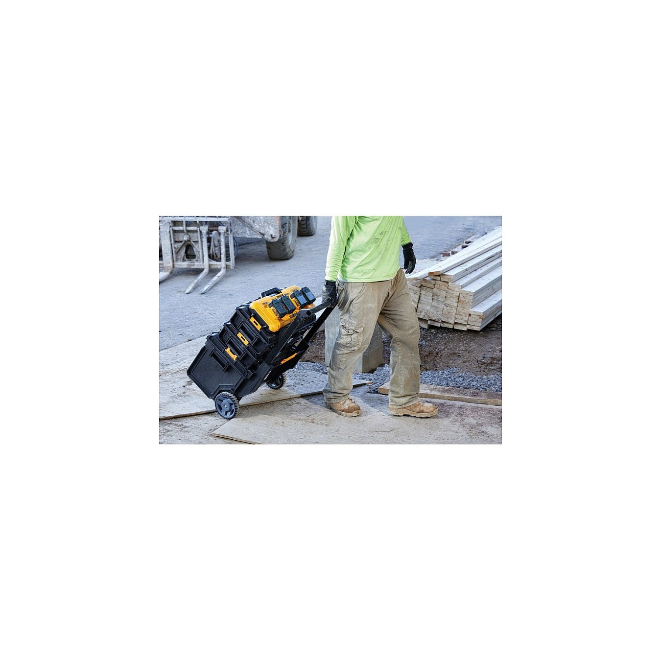 DEWALT Vierfach-Schnelladegeraet — Buy in Cyprus with Fast Delivery