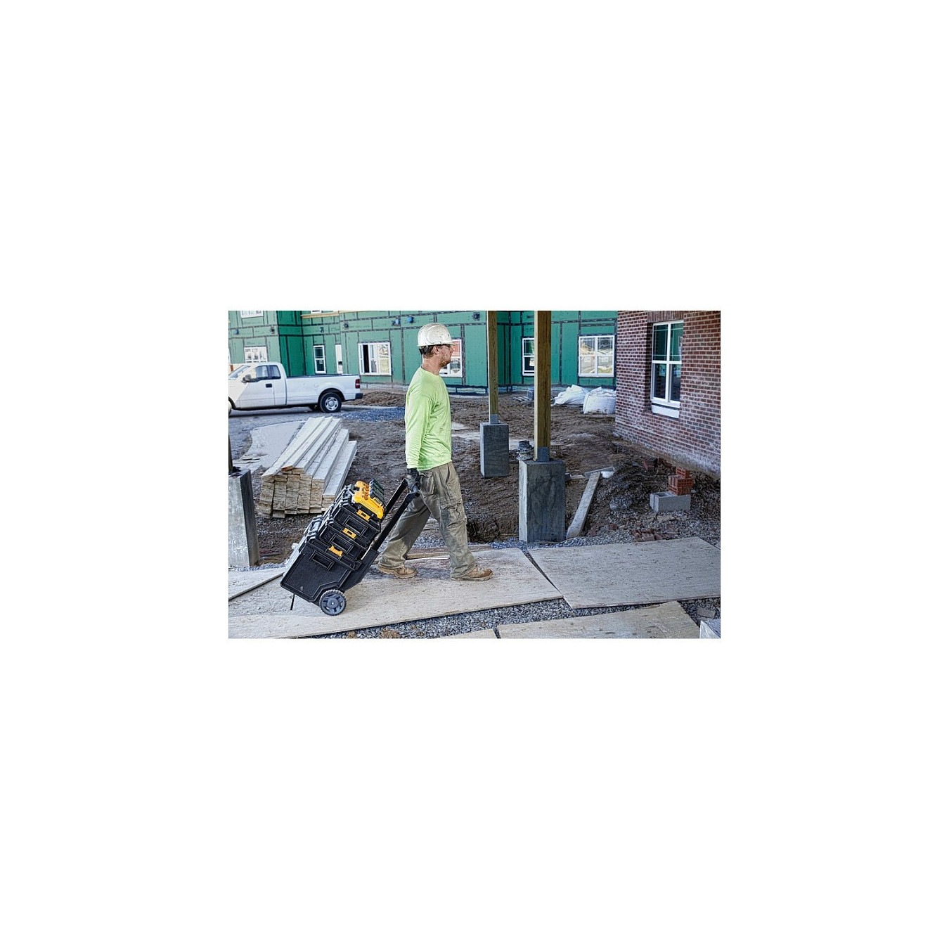 DEWALT Vierfach-Schnelladegeraet — Buy in Cyprus with Fast Delivery