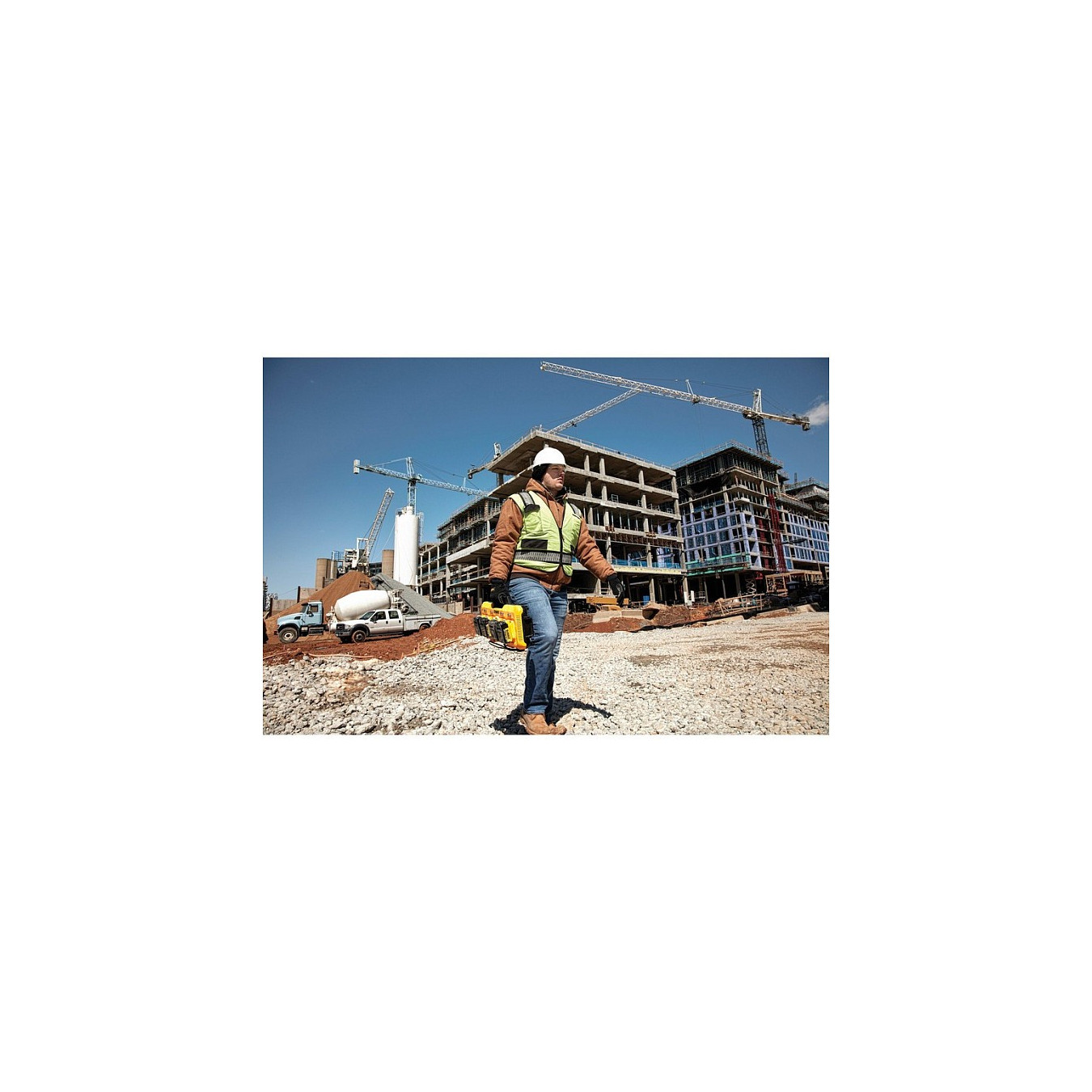 DEWALT Vierfach-Schnelladegeraet — Buy in Cyprus with Fast Delivery