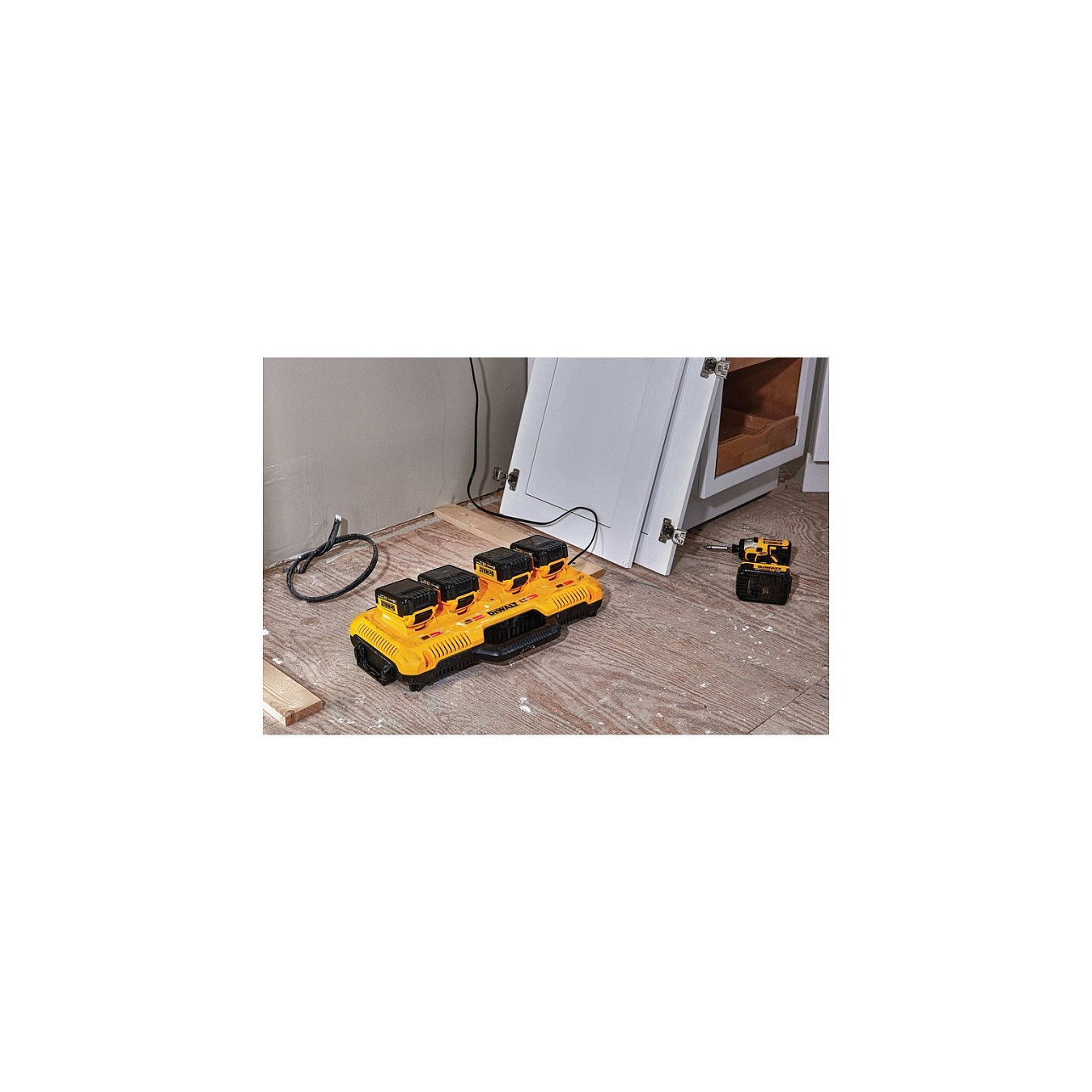DEWALT Vierfach-Schnelladegeraet — Buy in Cyprus with Fast Delivery