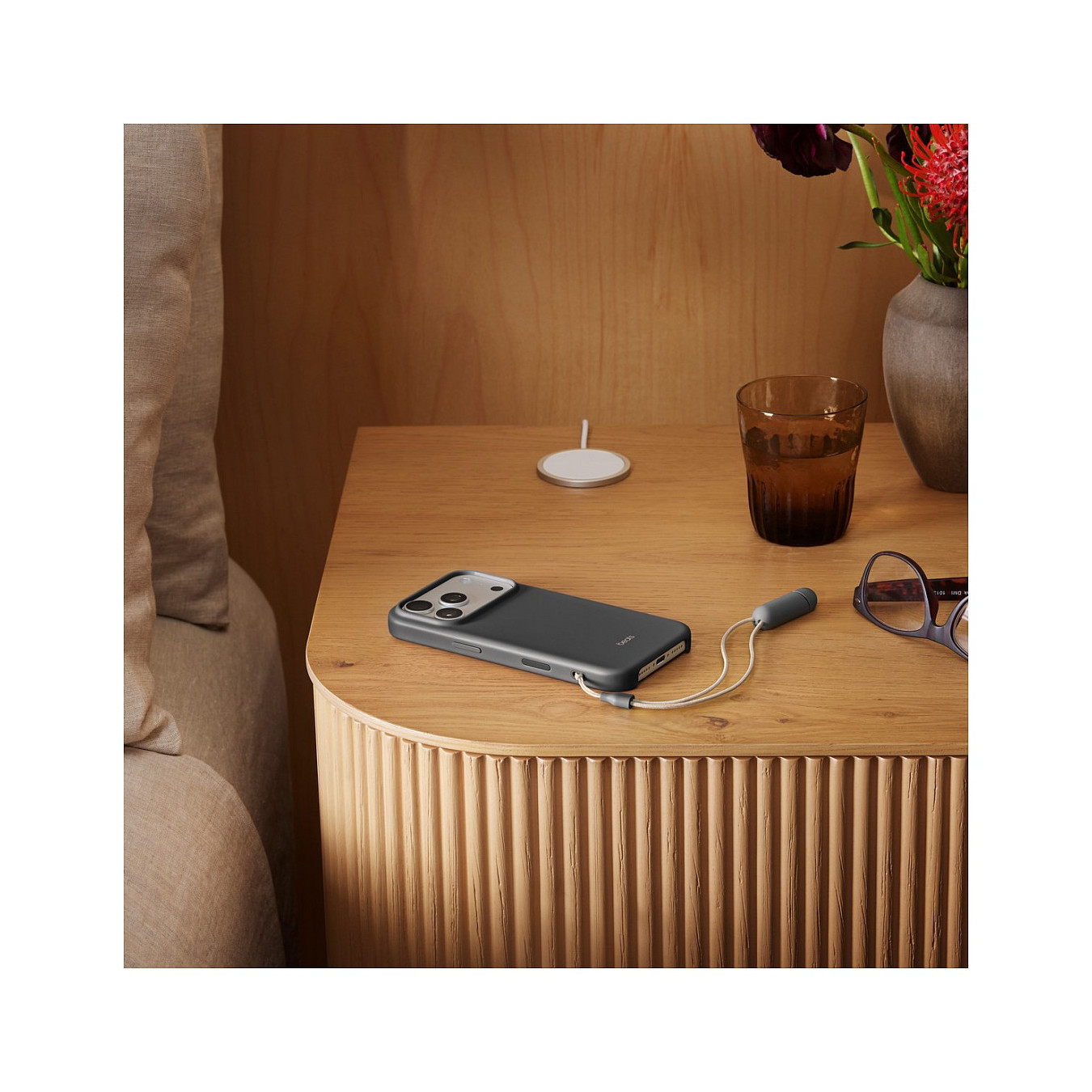 Beats Kickstand Case iPhone 17 Pro mit MagSafe und Kamerasteuerung (granitgrau) — Buy in Cyprus with Fast Delivery