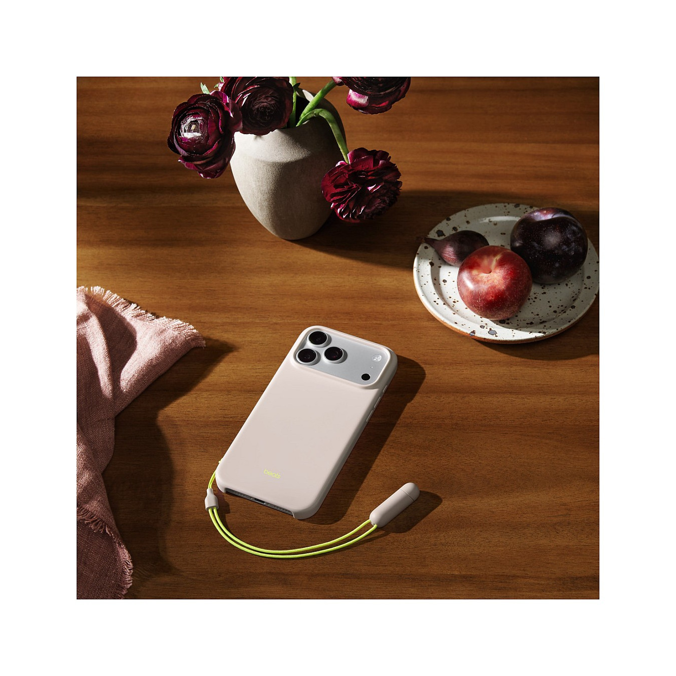 Beats Kickstand Case iPhone 17 Pro Max mit MagSafe und Kamerasteuerung (kalkstein) — Buy in Cyprus with Fast Delivery