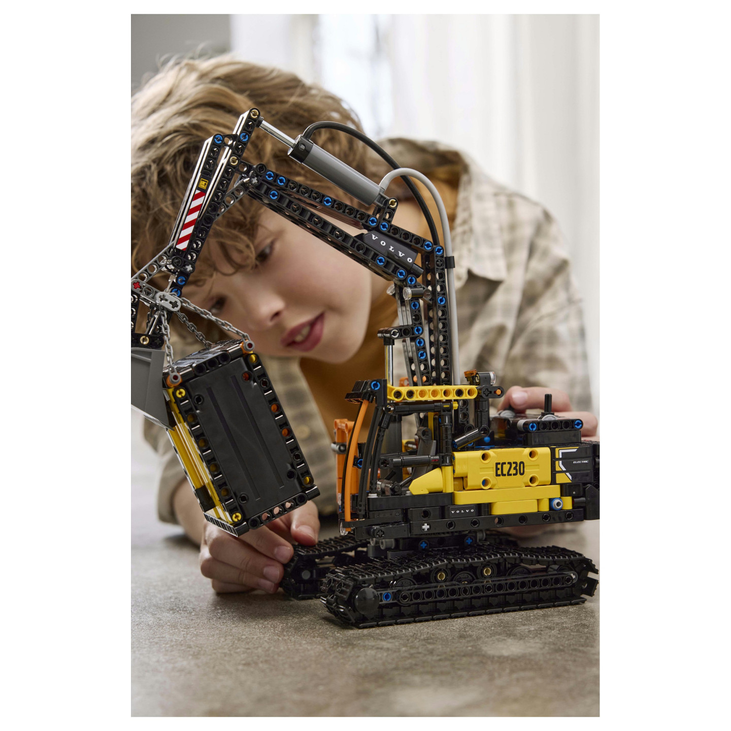 LEGO Technic Volvo FMX LKW mit EC230 Electric Raupenbagger 42175 — Buy in Cyprus with Fast Delivery