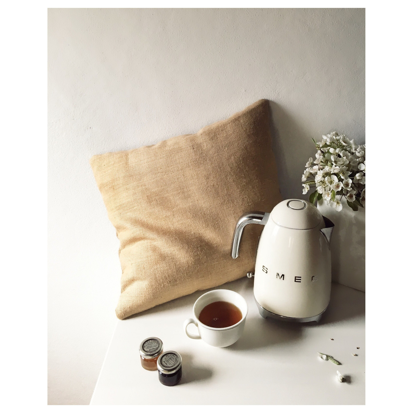 SMEG KLF03CREU 1.7L 2400W creme Wasserkocher — Buy in Cyprus with Fast Delivery