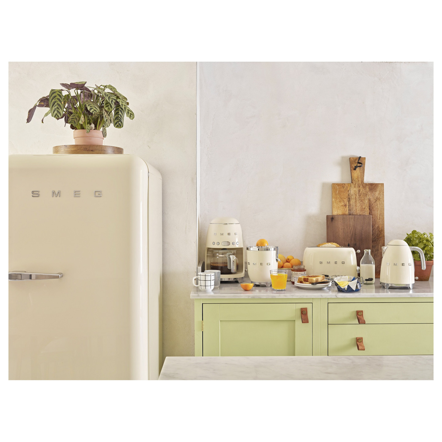 SMEG KLF03CREU 1.7L 2400W creme Wasserkocher — Buy in Cyprus with Fast Delivery