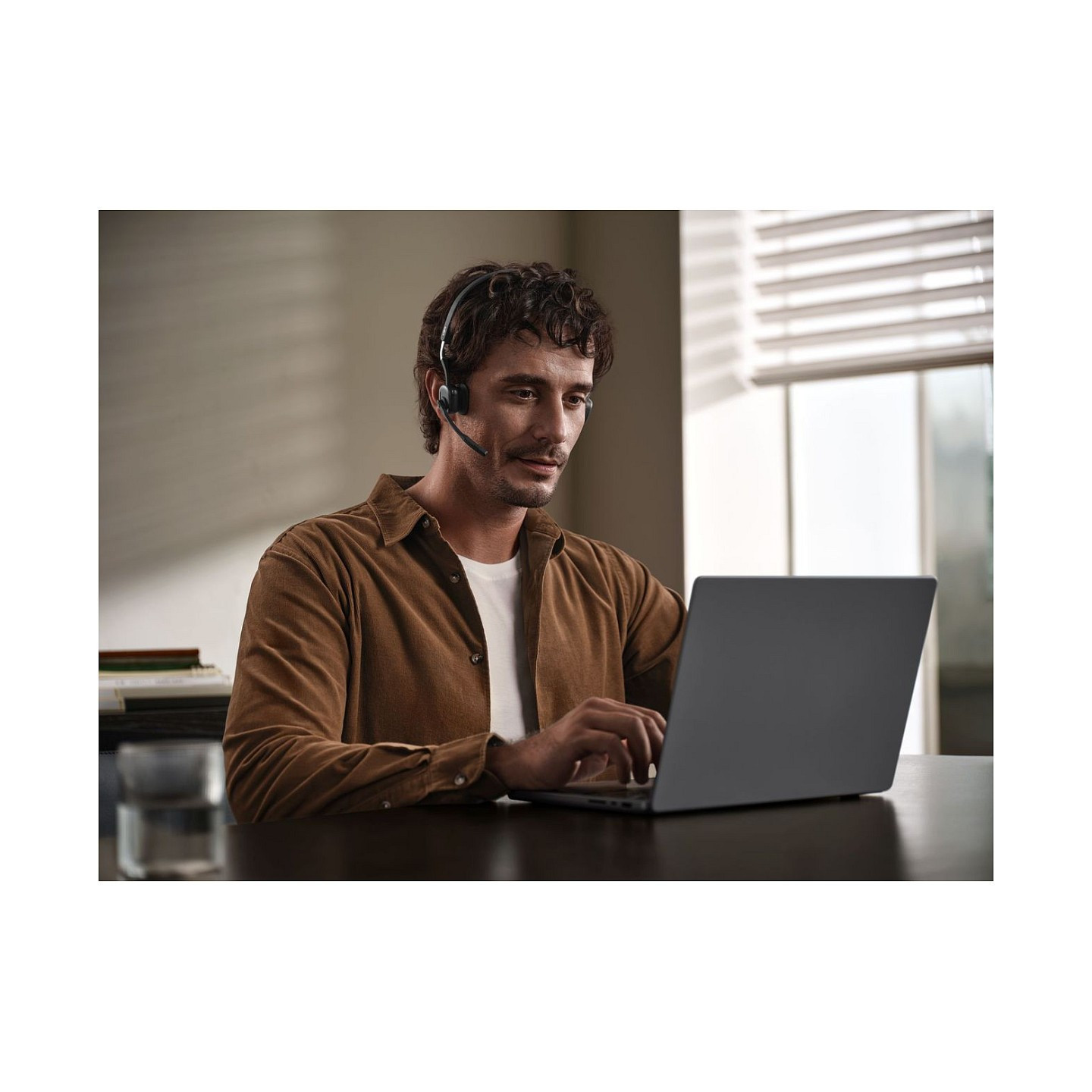 SHOKZ OPENMEET Bluetooth Knochenschall Headset USB A Dongle — Buy in Cyprus with Fast Delivery
