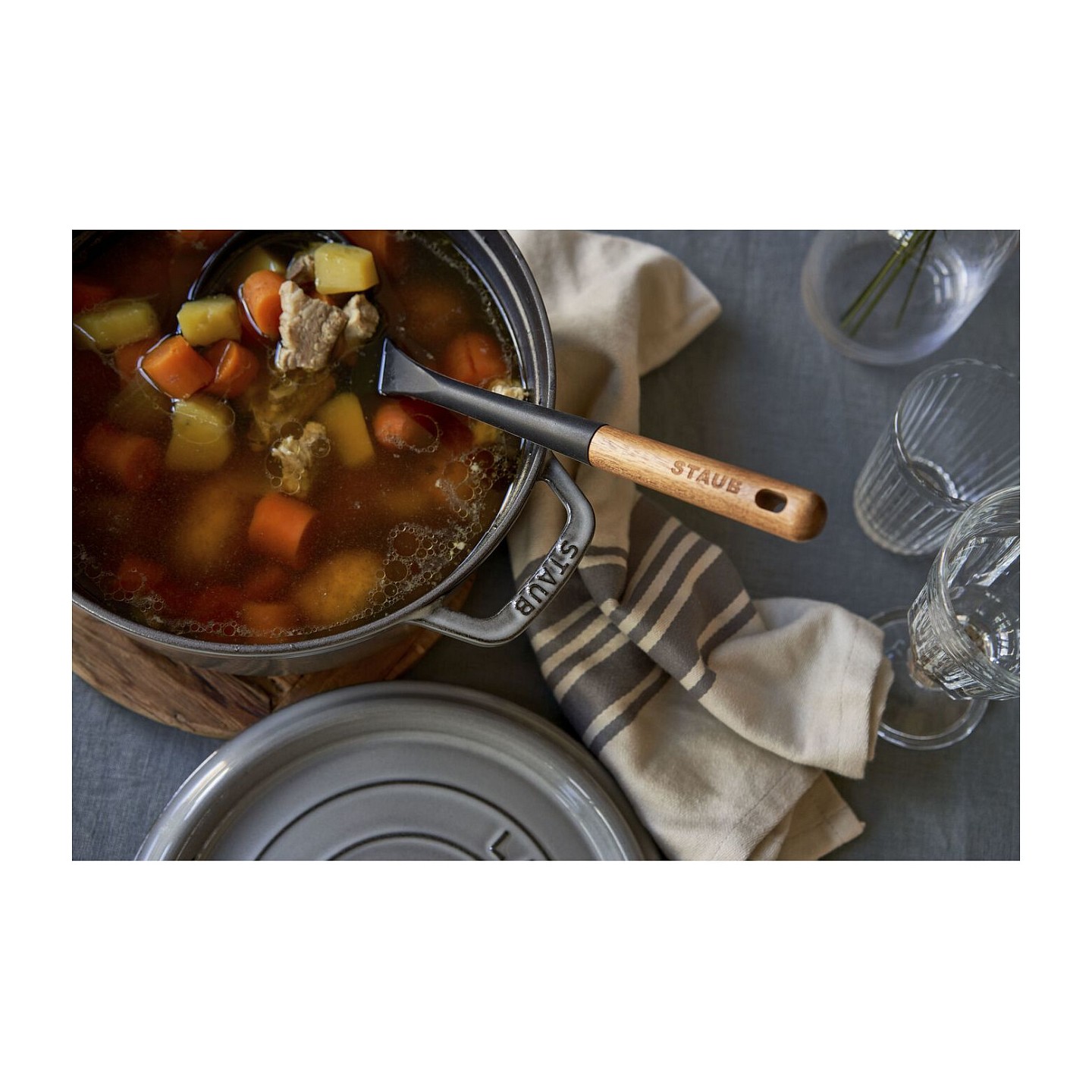 Staub La Cocotte 24cm rund Graphit-grau.Gusseisen — Buy in Cyprus with Fast Delivery