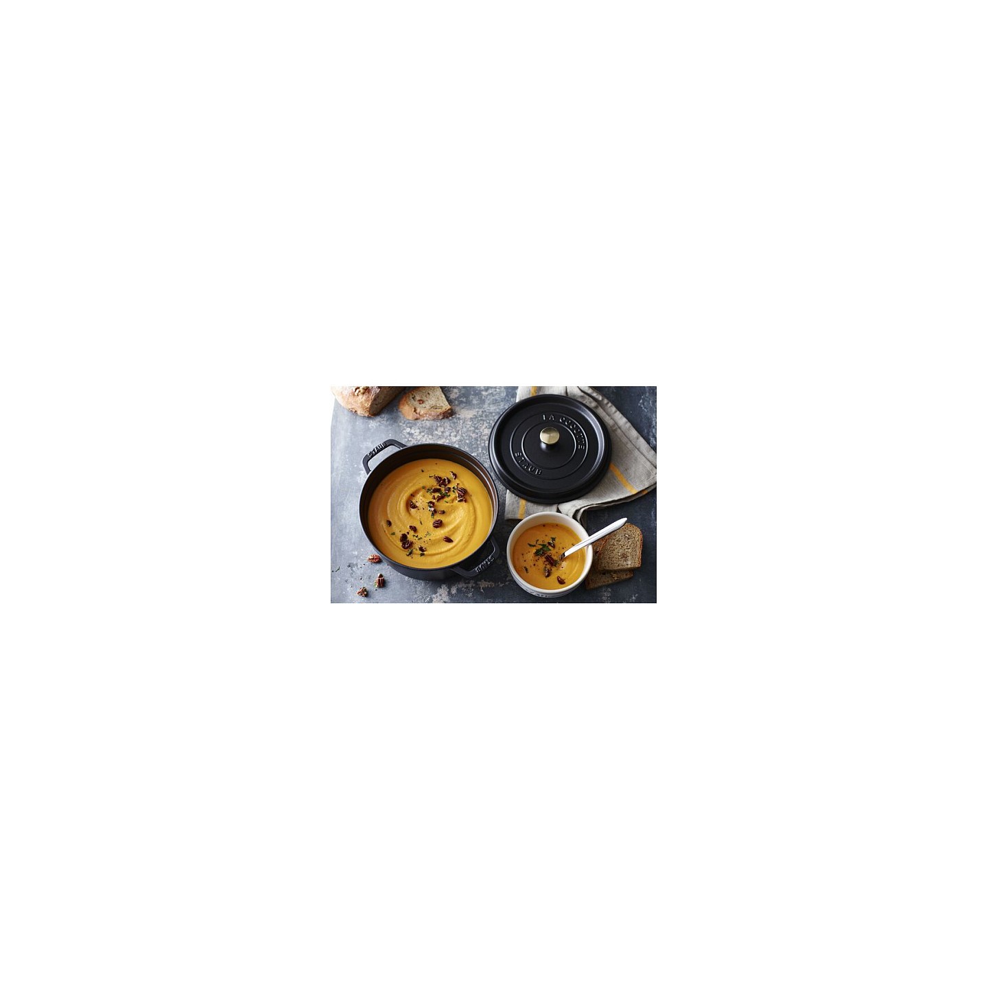Staub La Cocotte 24cm rund. schwarz. Gusseisen — Buy in Cyprus with Fast Delivery