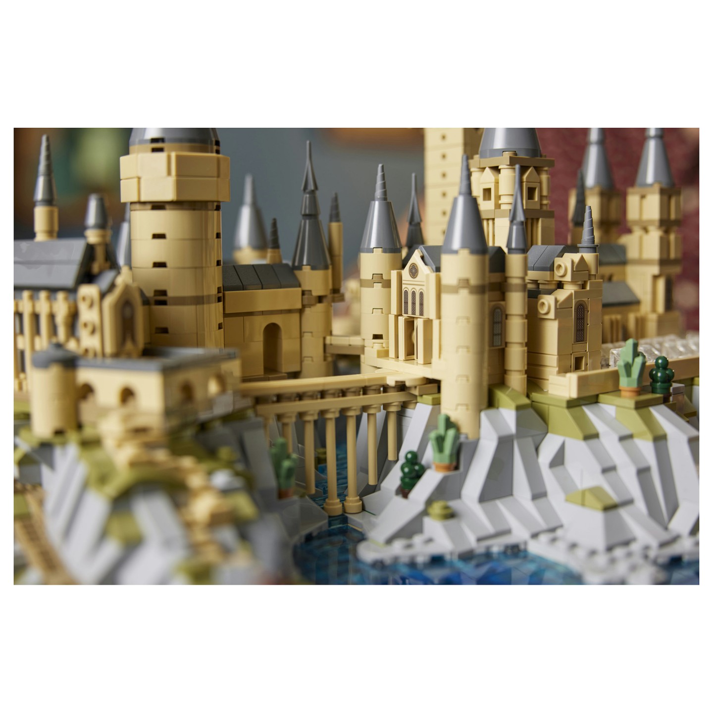LEGO Harry Potter - Schloss Hogwarts mit Schlossgelände — Buy in Cyprus with Fast Delivery