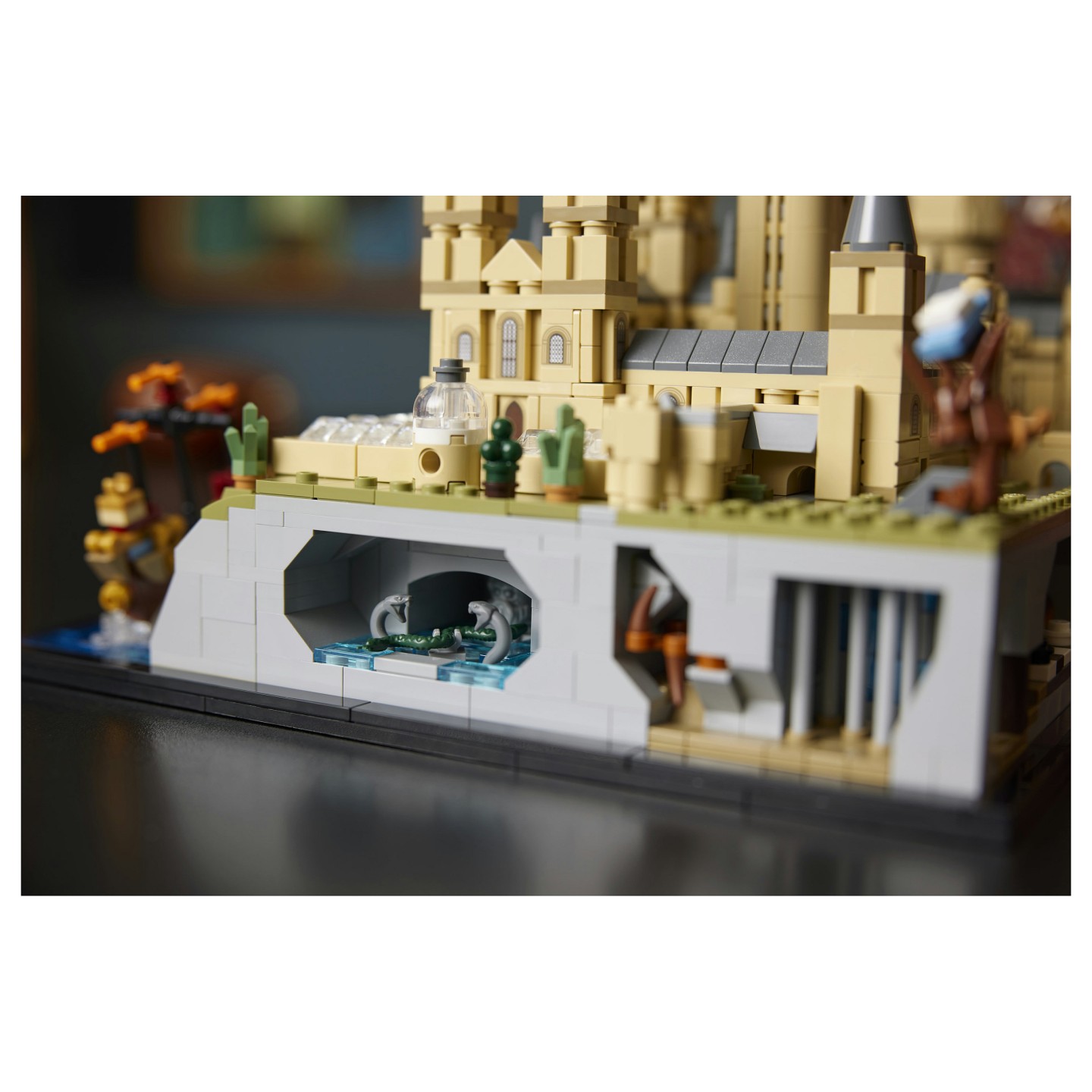LEGO Harry Potter - Schloss Hogwarts mit Schlossgelände — Buy in Cyprus with Fast Delivery
