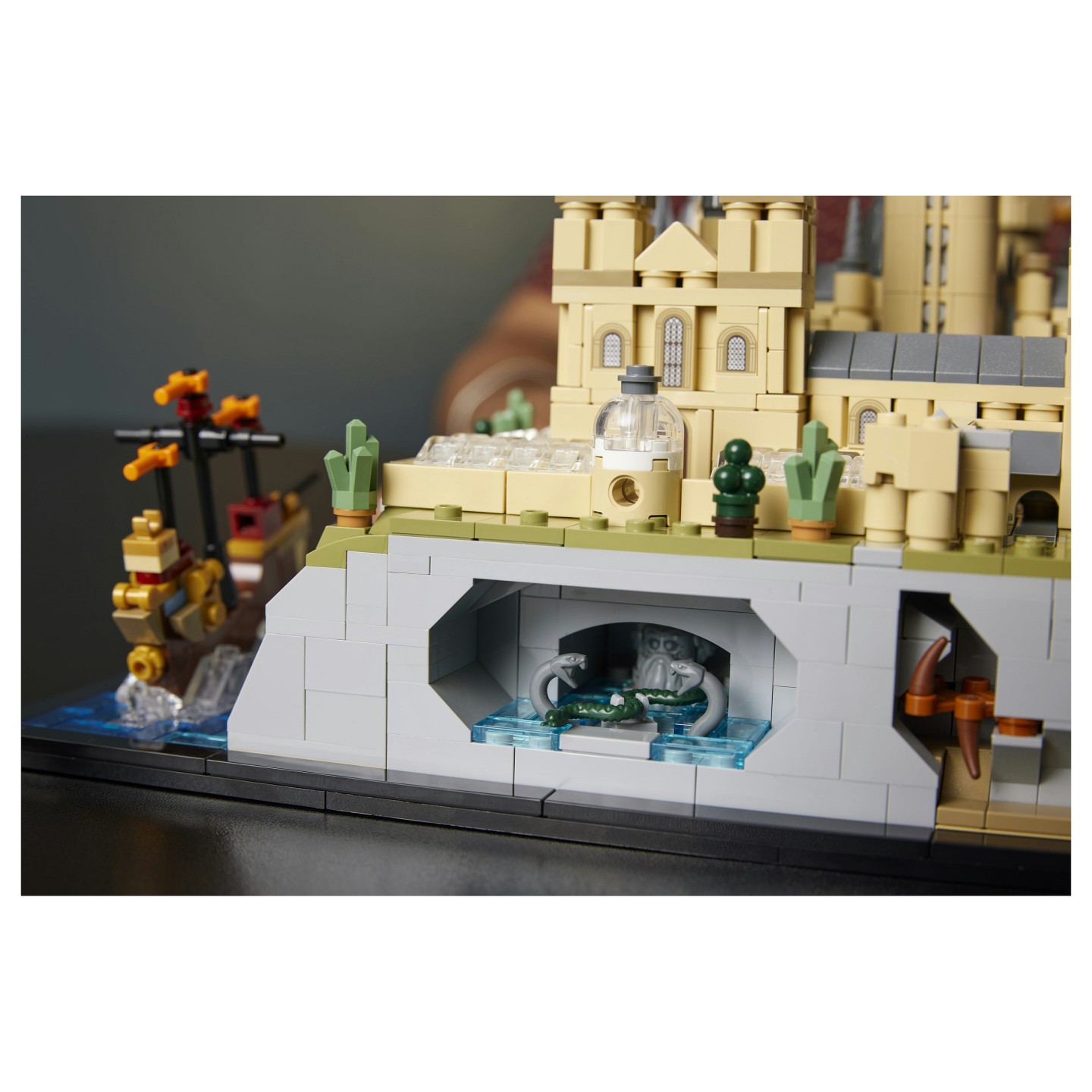 LEGO Harry Potter - Schloss Hogwarts mit Schlossgelände — Buy in Cyprus with Fast Delivery
