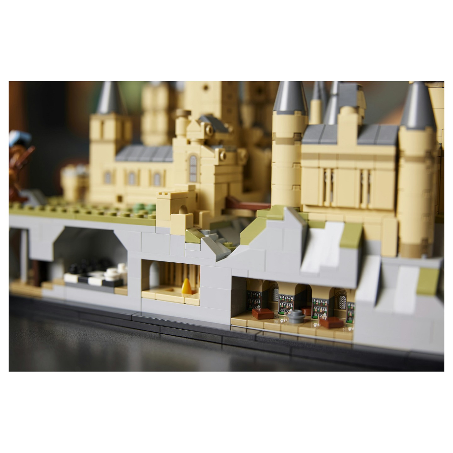 LEGO Harry Potter - Schloss Hogwarts mit Schlossgelände — Buy in Cyprus with Fast Delivery