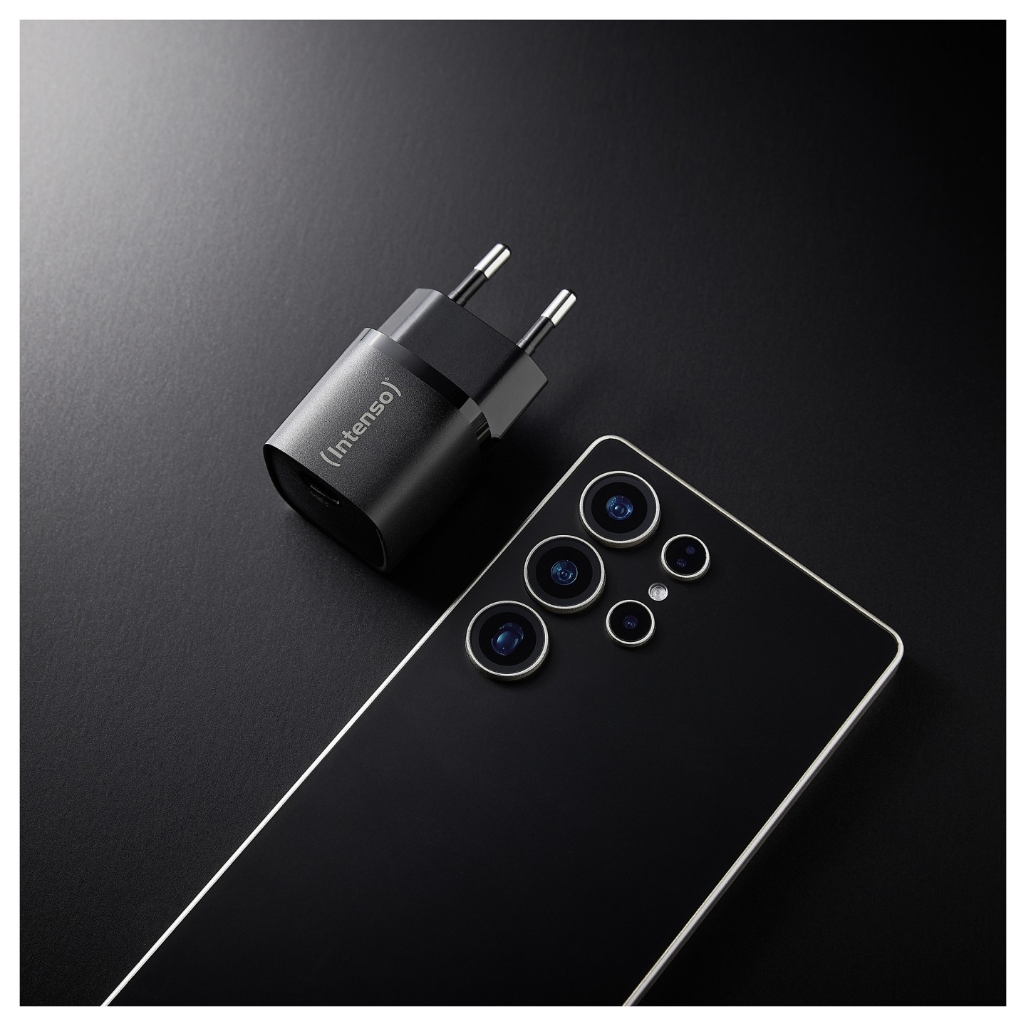 Intenso Power Adapter W30C2 GaN. Schwarz UBS-C-Ladeadapter mit 30 Watt Ladeleistung. Leichtes und handliches Design