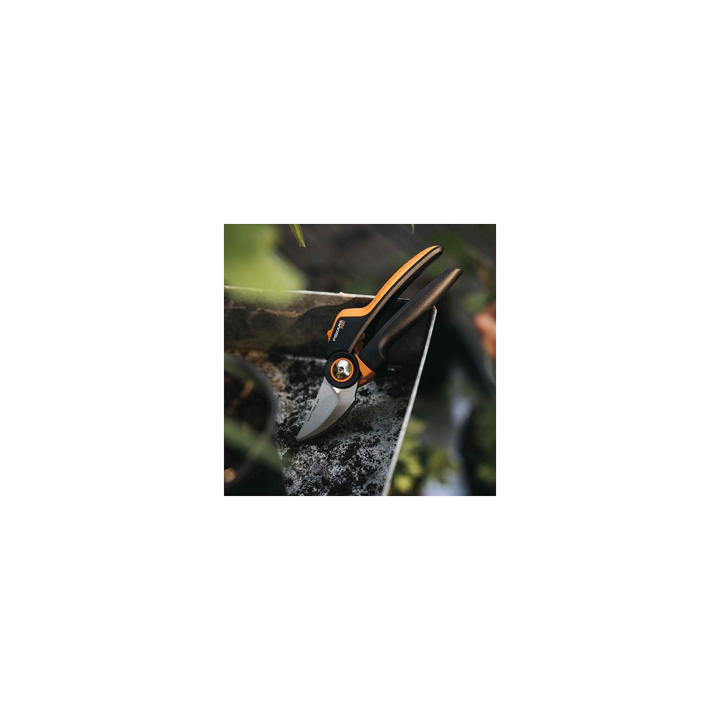 Fiskars Bypass-Gartenschere X-series L P961 — Buy in Cyprus with Fast Delivery