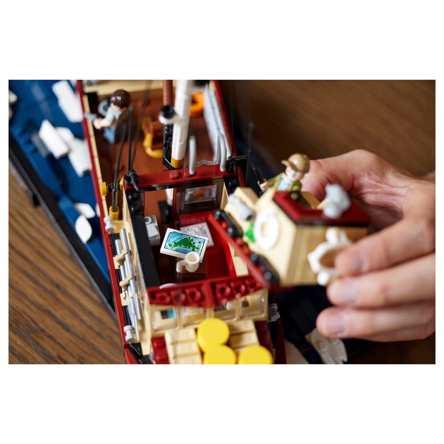 LEGO 21350 Ideas Der weie Hai — Buy in Cyprus with Fast Delivery