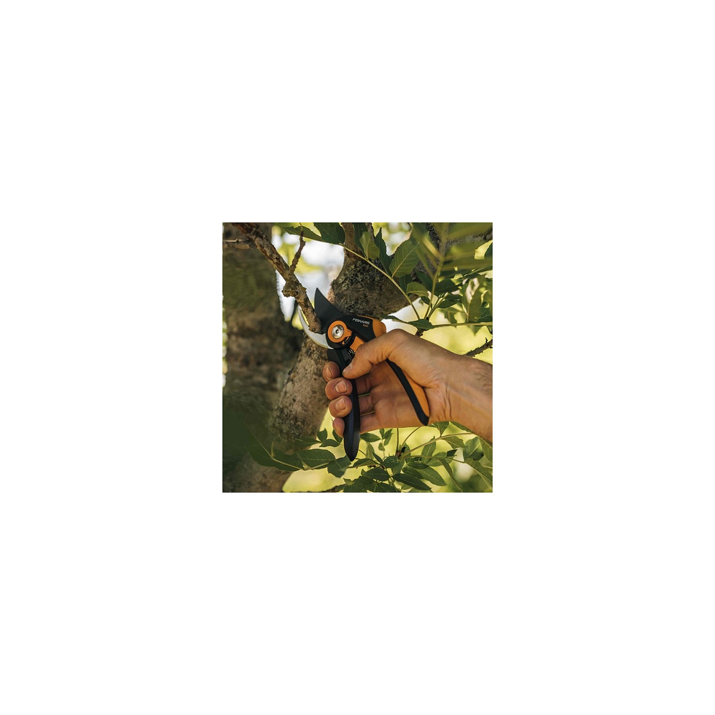 Fiskars Bypass-Gartenschere Plus SmartFit P541 — Buy in Cyprus with Fast Delivery