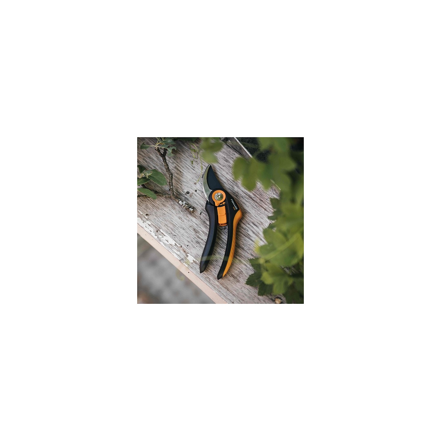Fiskars Bypass-Gartenschere Plus SmartFit P541 — Buy in Cyprus with Fast Delivery