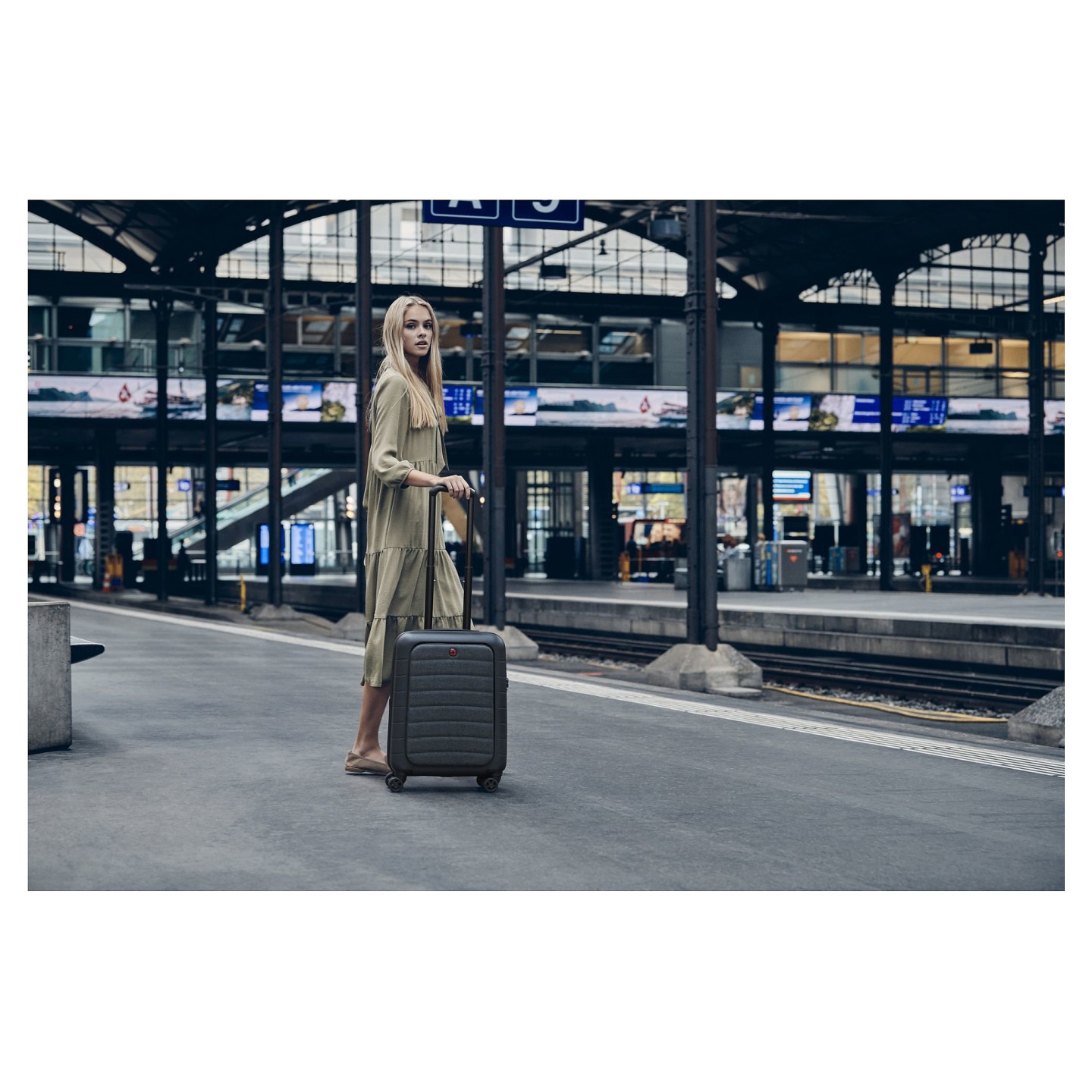 WENGER Syntry Carry-On Case with Laptop Compartment — Buy in Cyprus with Fast Delivery