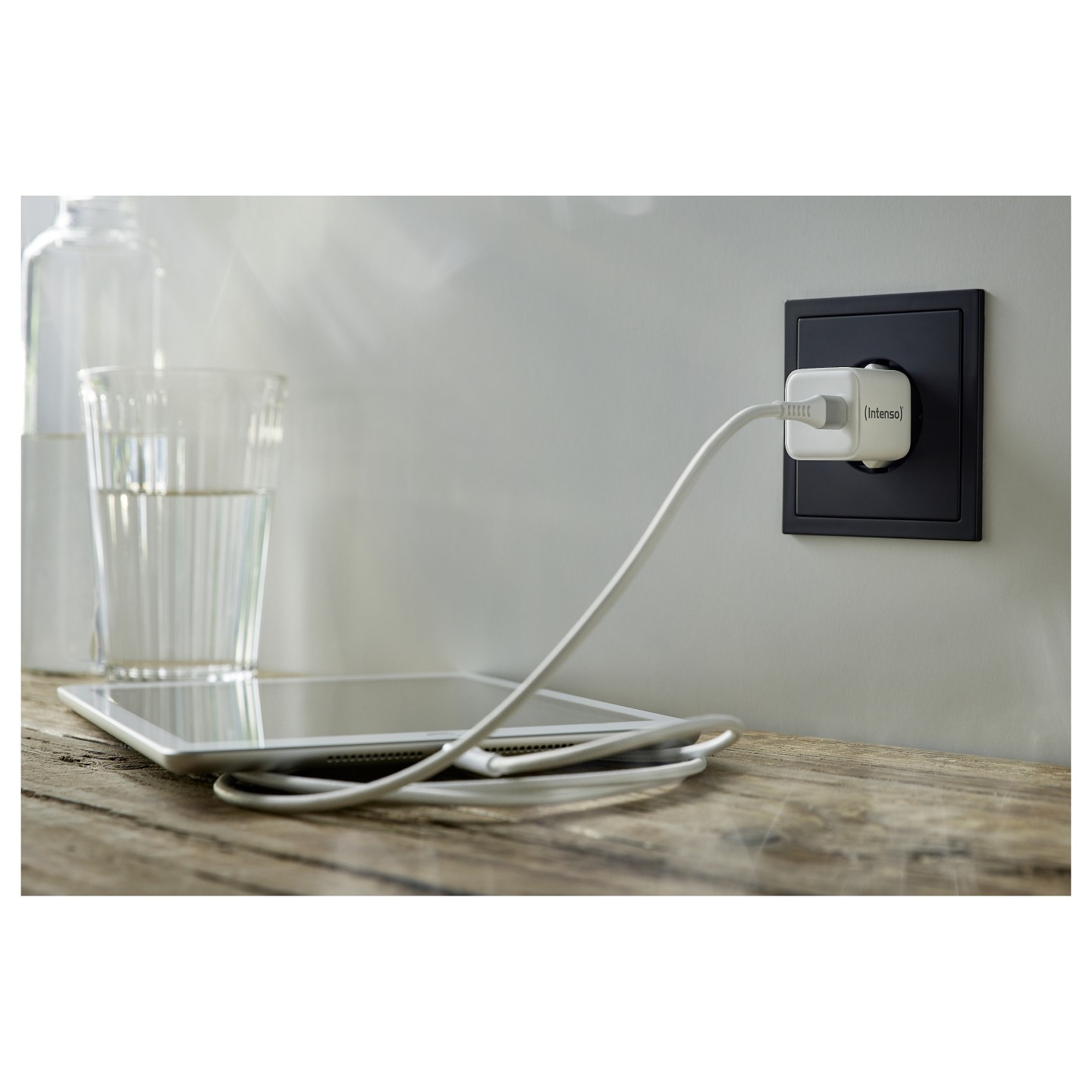 Intenso Netzteil Power Adapter W30C GaN. Anschluss: 1x USB-C Output: max. 30 Watt. GaN-Technologie. Weiß