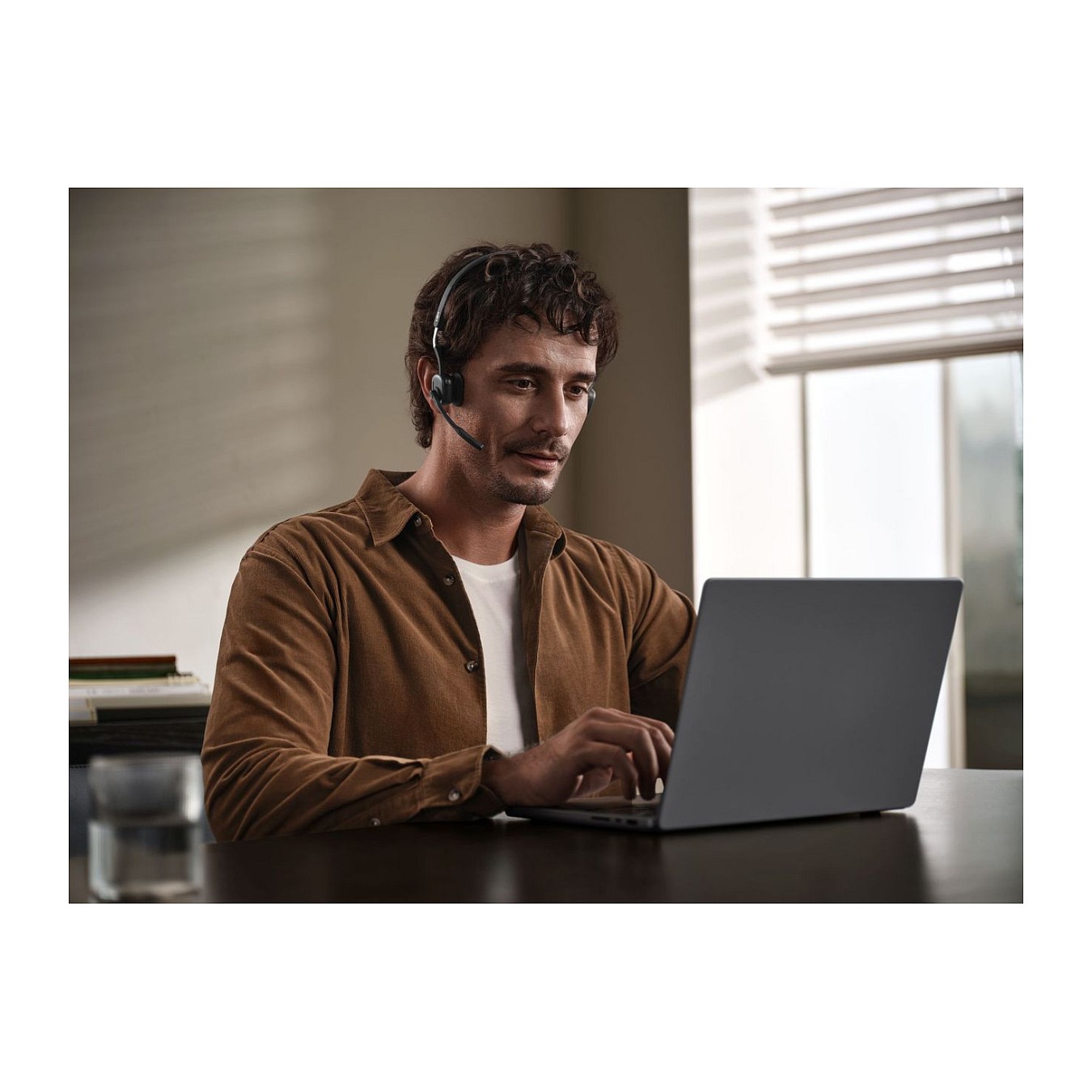Buy SHOKZ OPENMEET Bluetooth Knochenschall Headset USB C Dongle in Cyprus, Nicosia, Limassol, Larnaka, Pafos