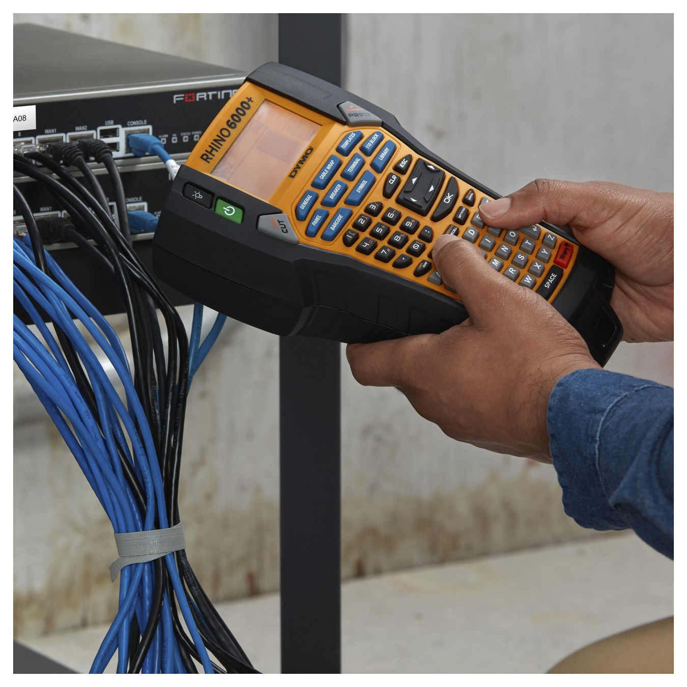 Buy DYMO Rhino 6000+ Industrielles Beschriftungsgerät, USB - Anschluss, ABC-Tastatur, im KofferSet in Cyprus, Nicosia, Limassol,