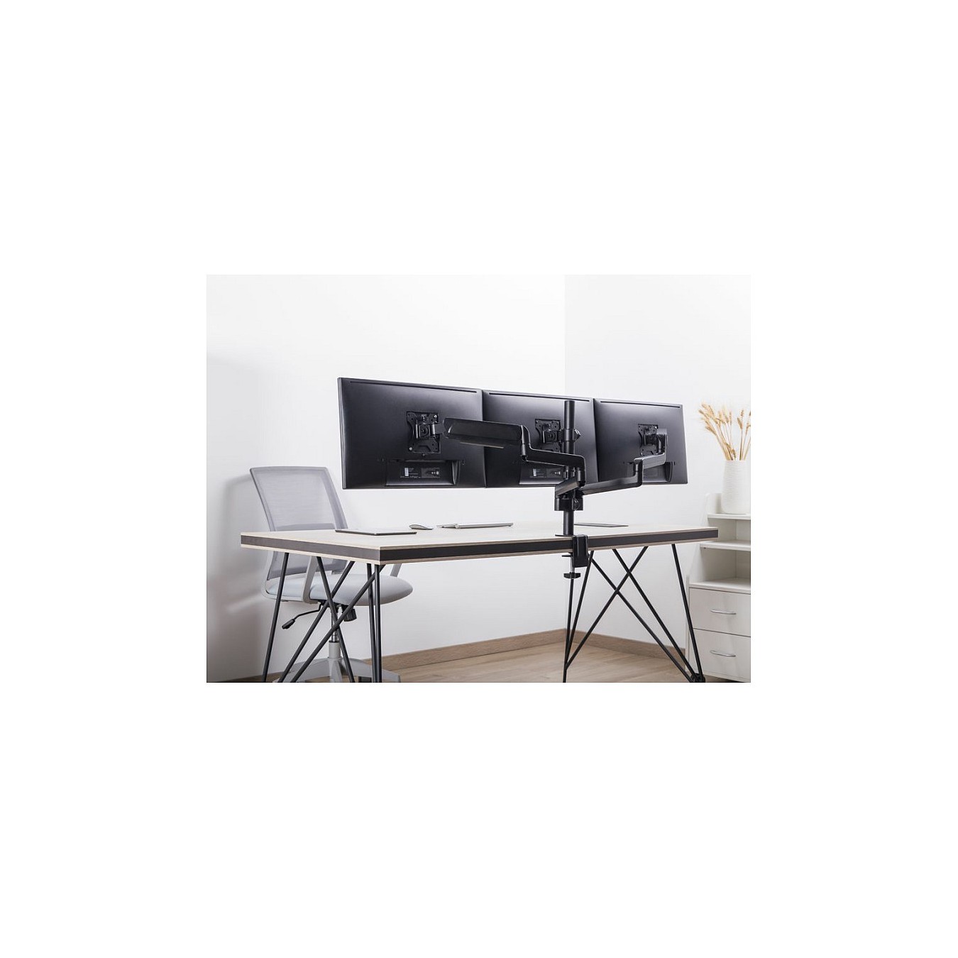 Buy EQUIP 650134 17'-27' Neig- schwenkbare Verdreifachenmonitorhalter in Cyprus, Nicosia, Limassol, Larnaka, Pafos