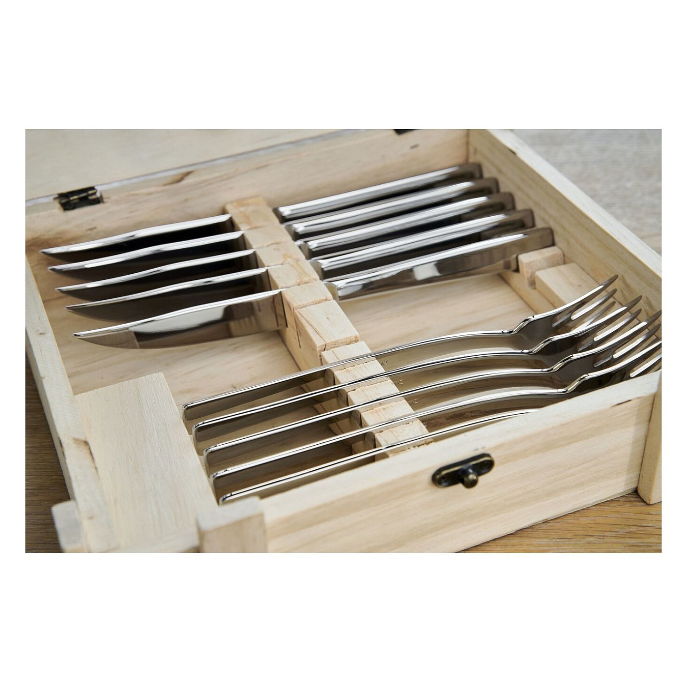 Buy Zwilling Steakbesteckset 12-Teilig in Holzbox in Cyprus, Nicosia, Limassol, Larnaka, Pafos